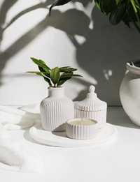 Комплект за декорация, съдържащ ваза, кръгъл поднос, свещник за чаена