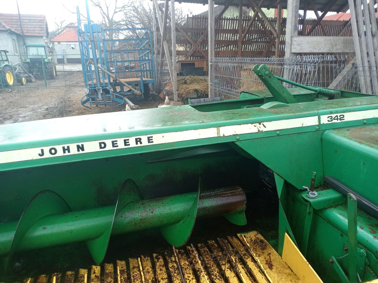Presa balotat John Deere 342+remorca cu incarcare (optional)
