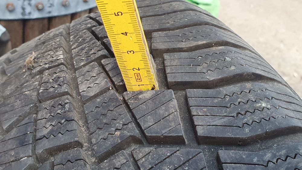Vând 4 jante cu anvelope (roti) de iarnă 215/60 R17