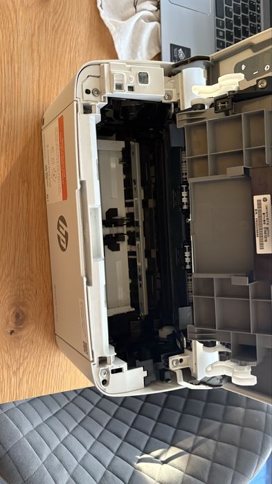 HP LaserJet M110wе почти НОВ