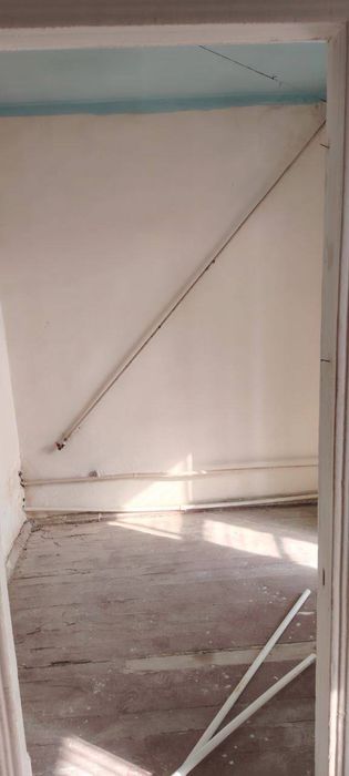 kogon shaxrida  2 etajlik  domni 2 etajida 2 xonalik kv sotiladi fakel