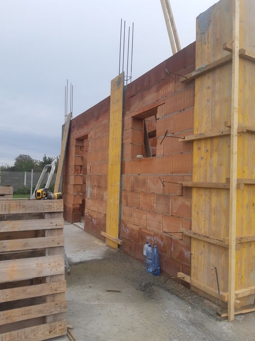 Echipa meseriasi executam case la rosu.