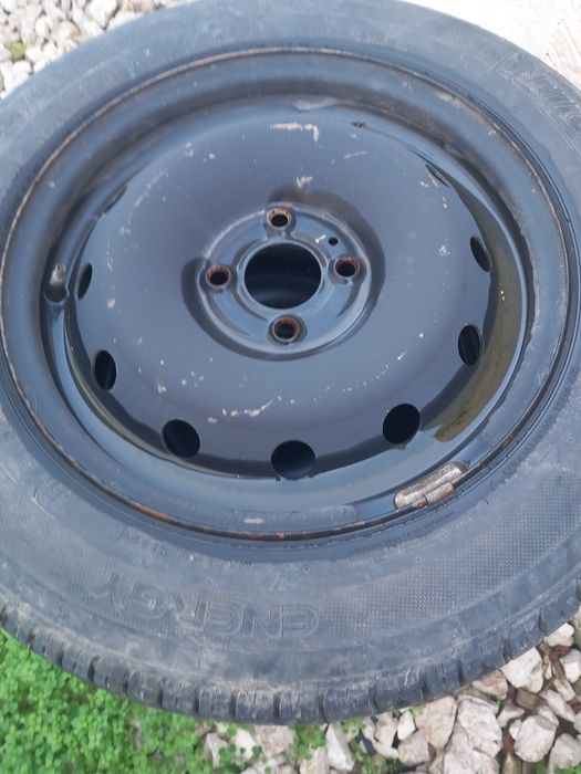 Vand 4 jante tabla R15 Dacia Logan 3 cu anvelope de iarna+ 1 vara