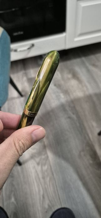 Rollerball stilou Pelikan  rar – rășină verde-marmorat, accesorii pla