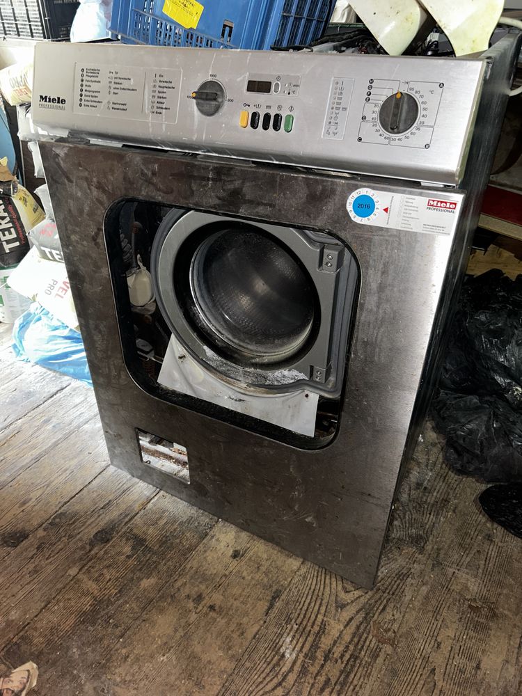Професионална трифазна пералня Miele
