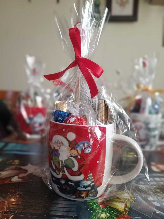Коледни ръчно подредени чаши с лакомства