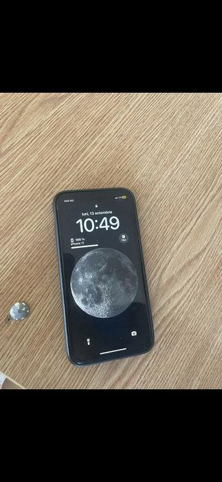 Vand Iphone 11 negru ,128 gb