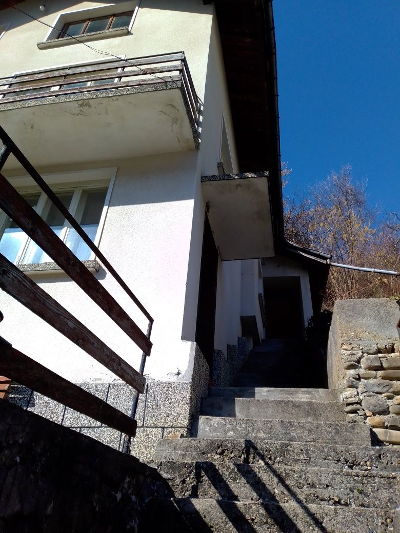Къща на три етажа,с 10 стаи в курорта Шипково