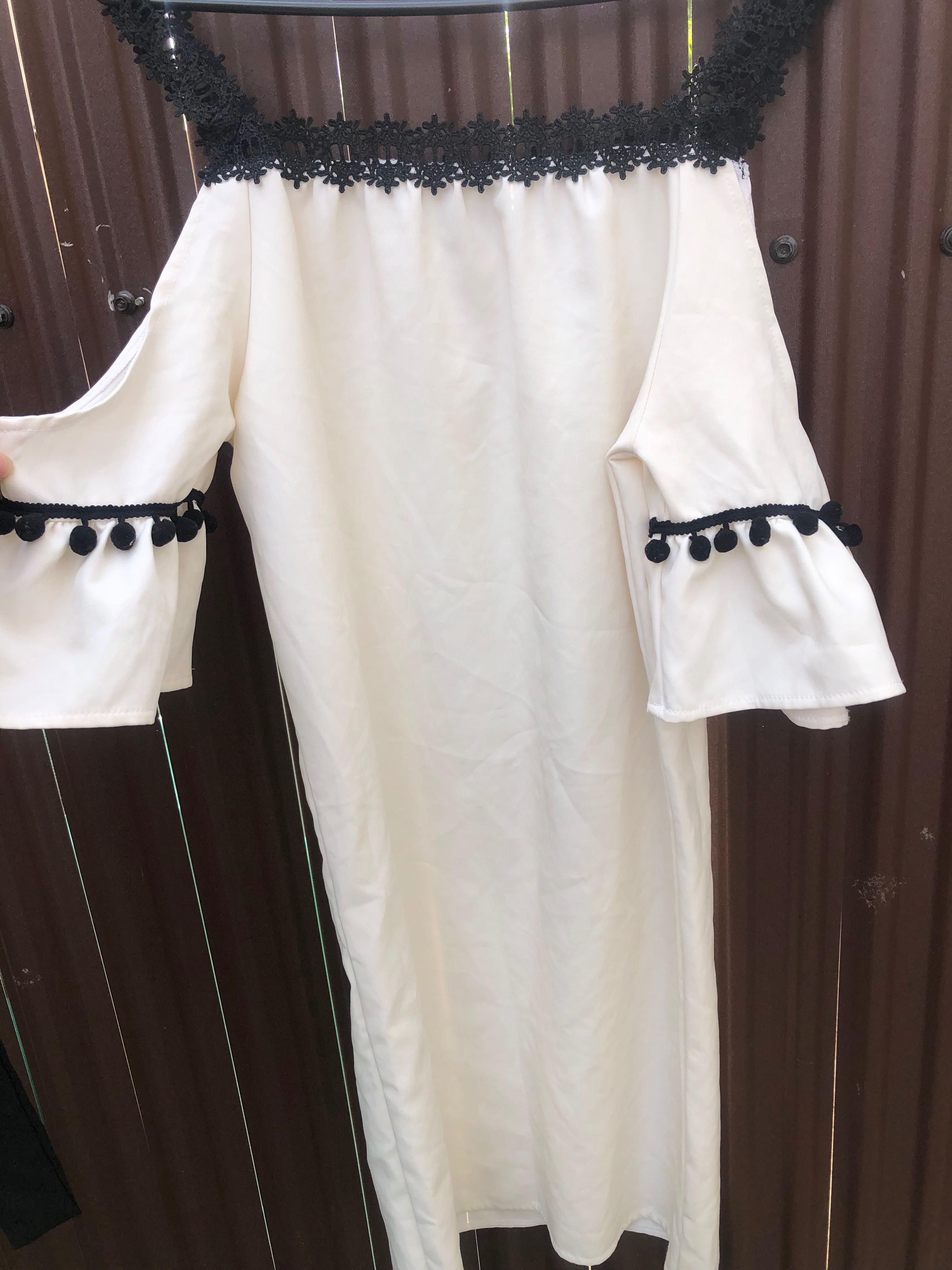 Rochie de zi elegantă alb cu negru mâneci clopot .