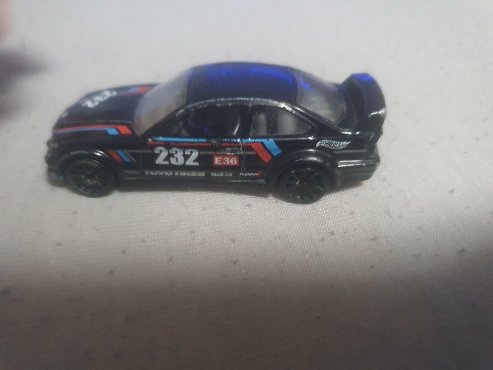 Mașina hotwheels bmw m3 2011