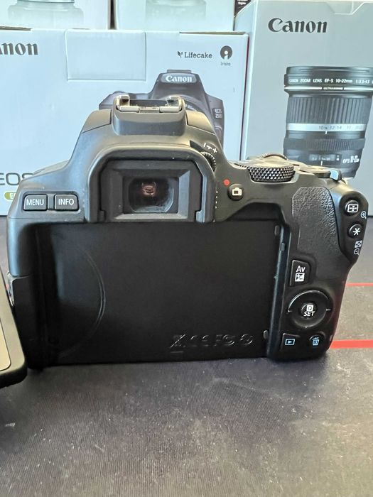 Canon 250D с обектив EF-S 18-55 f/5-5.6 III.