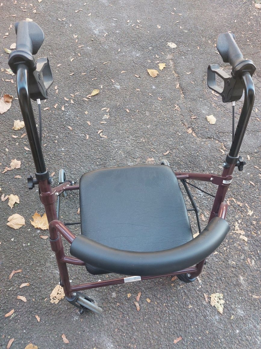 Rolator pe 4 roti pentru persoanele cu handicap