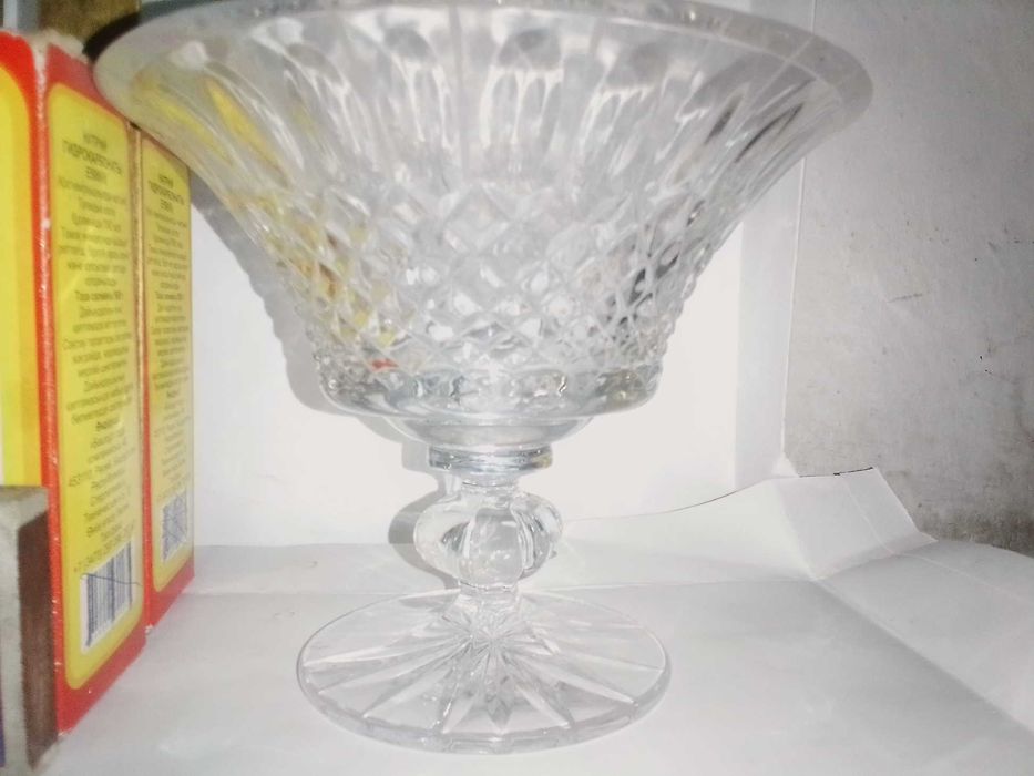 Хрустальная конфетница, Раковины, статуэтки, стакан, картина