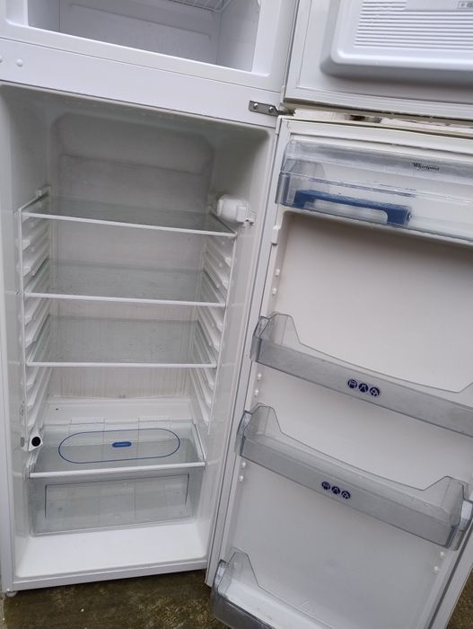 Vând frigider Whirlpool