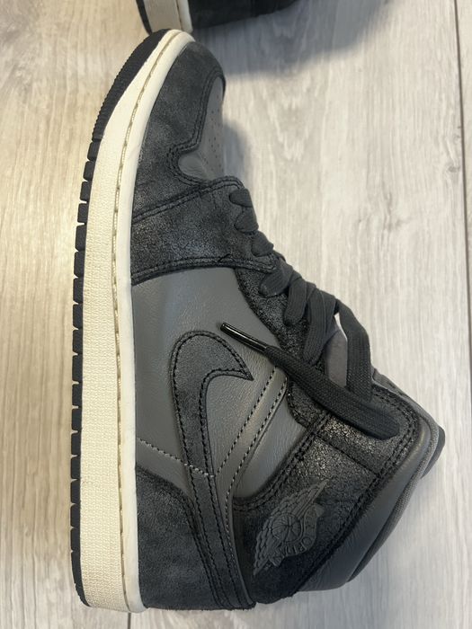 Jordan 1 MID SE Gri