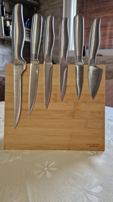 Дъска за рязане с шест ножа