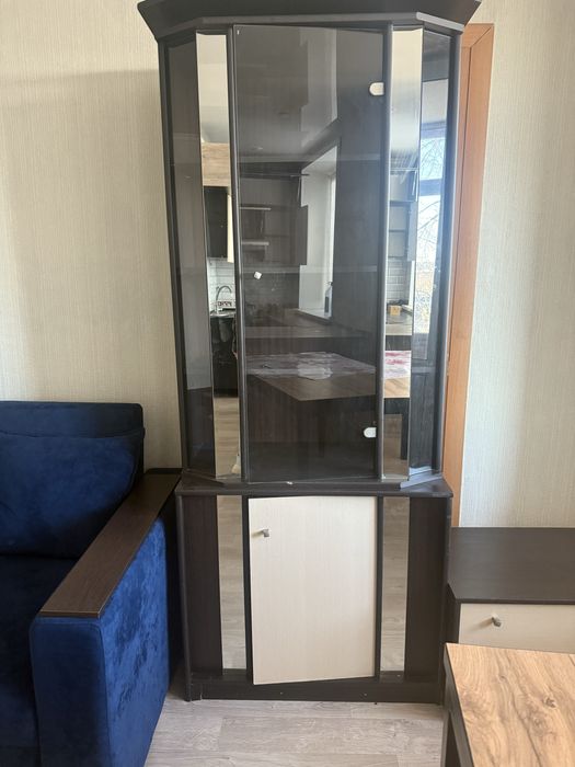 Шкаф б/у со стеклянными дверцами