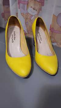 Pantofi galbeni din piele, mărime 36,5, preț 65 ron