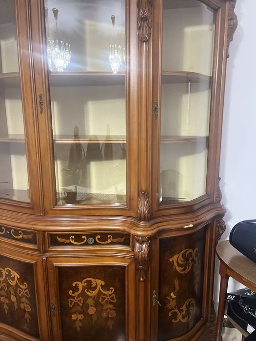 Vând  vitrina lemn masiv usor negociabilă