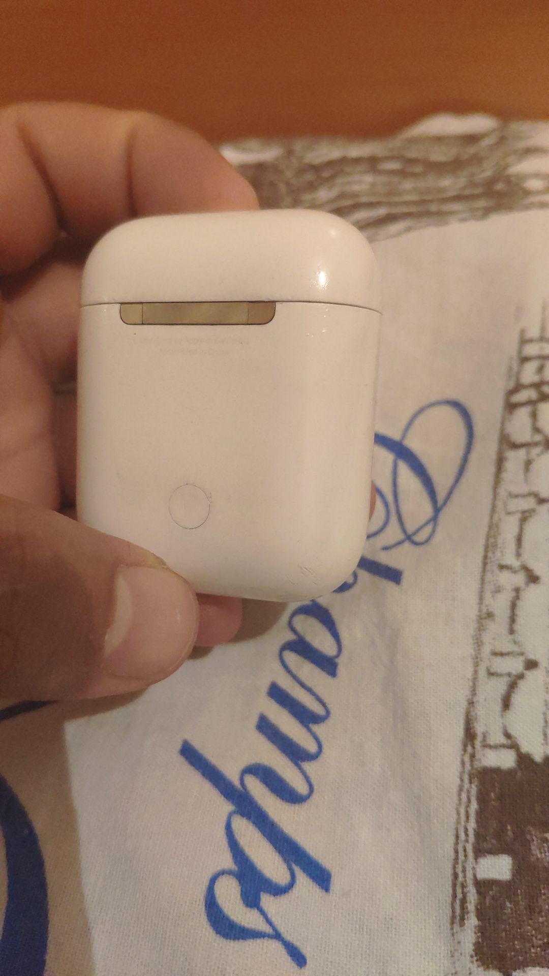 Продам оригинал кейс от Airpods