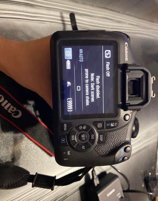 Фотоапарат Canon eos 2000D