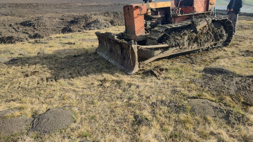 Buldozer S651,utilajul lucreaza