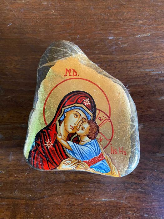 Cos impletit, covata, matura paie, icoane pe piatra si cruce lemn