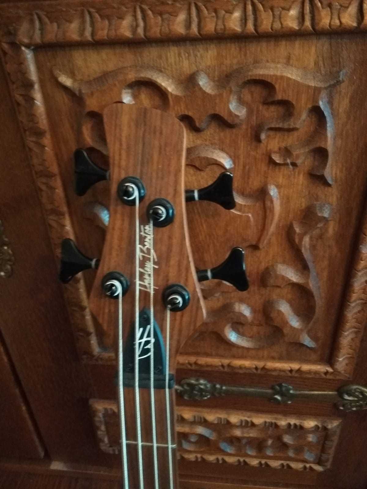 Vând chitară bass.