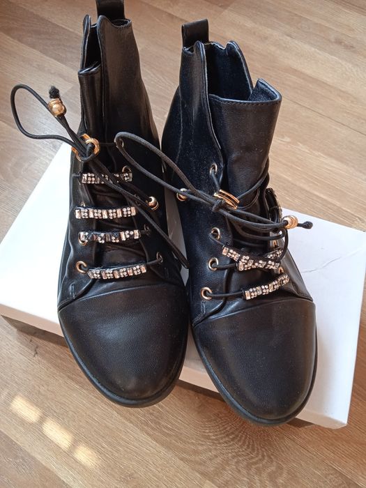 Балеринки и боти с камъчета.