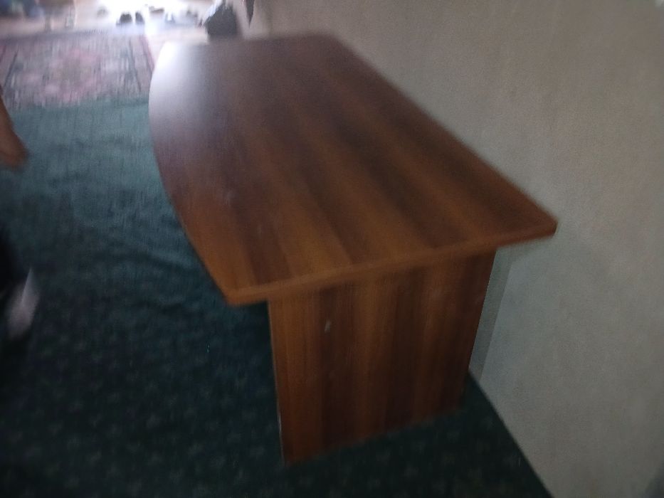 Mebilni stol kabenit stolni kamyutr uchun ikkita