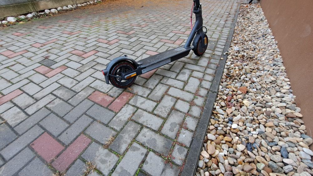 Vând trotineta electrica xiaomi pro 2
