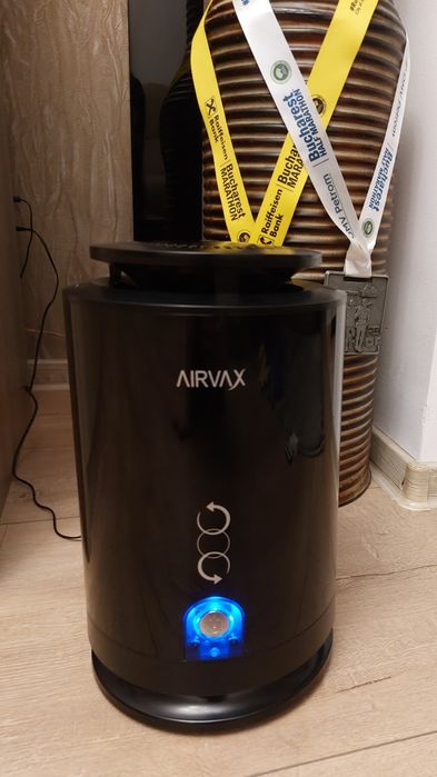 Purificator aer Airvax negru