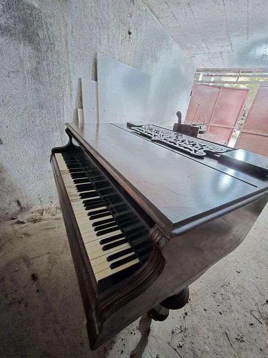Vând pian 500 euro, negociabil