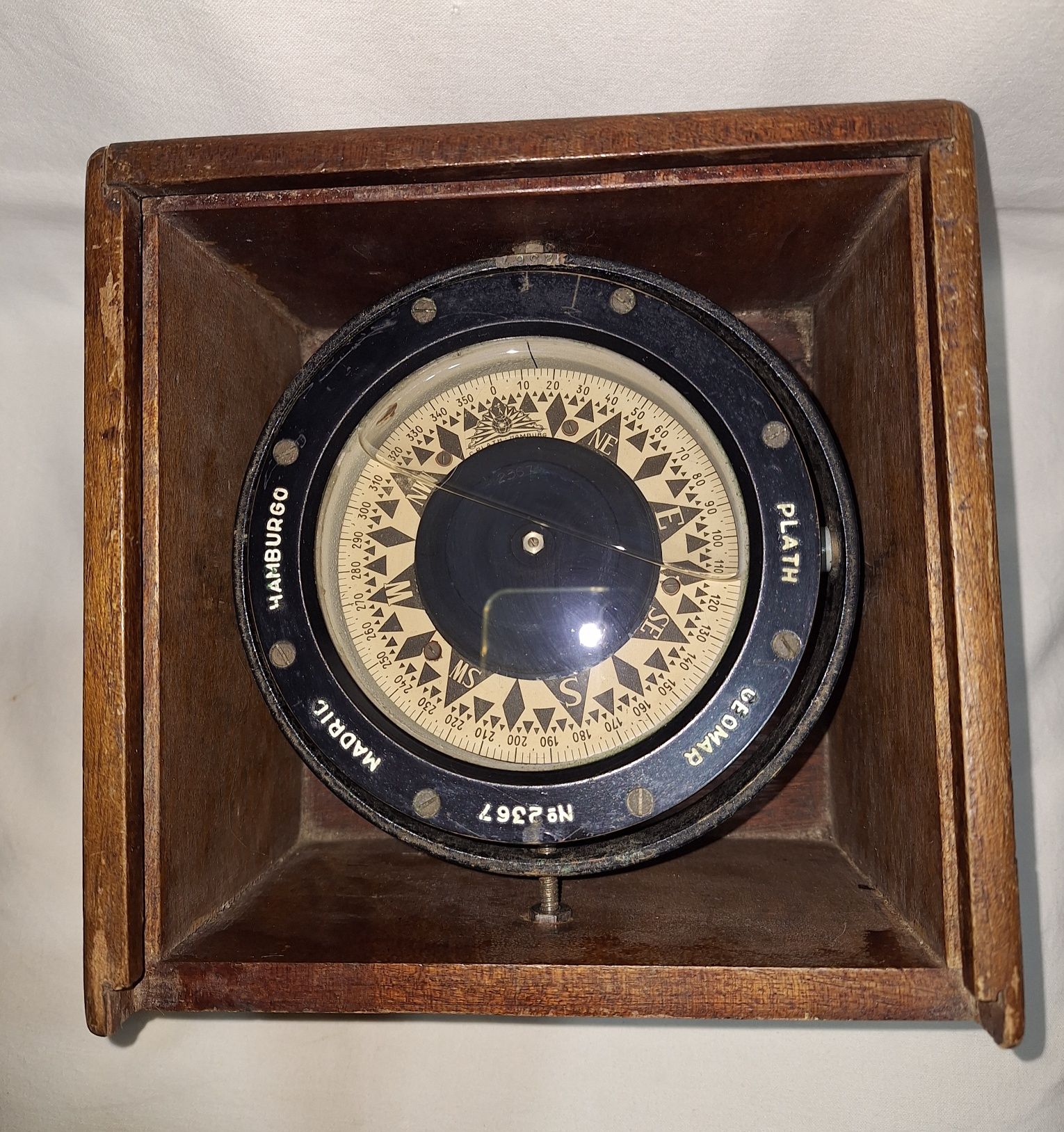 Стар тежък корабен морски компас в кутия