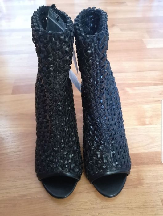 Zara                    .