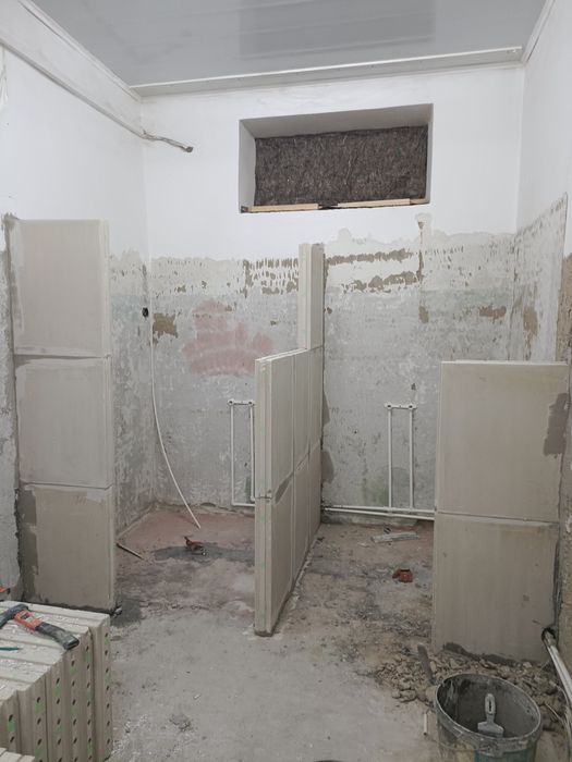 Выложу кафель, установлю двери,,пайка полипропиленовых труб и мн. др.
