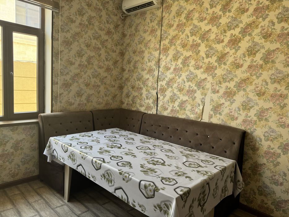 Угловой диван и стол