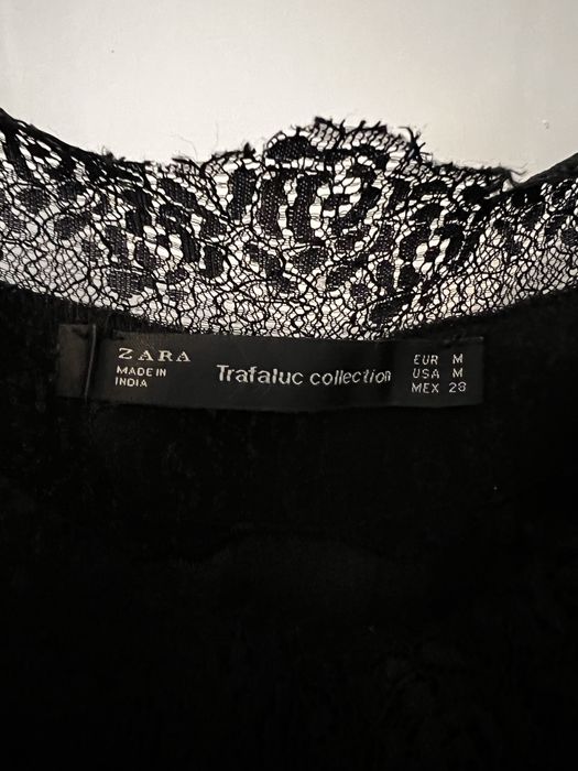 Salopeta neagră cu dantelă de la Zara