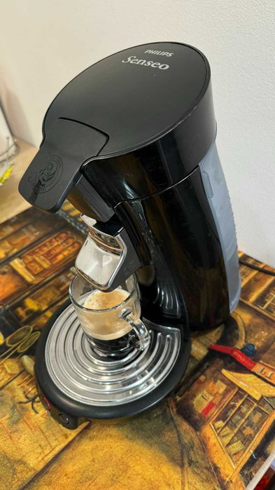 Vand 2 espressoare Philips Senseo cu paduri de cafea.