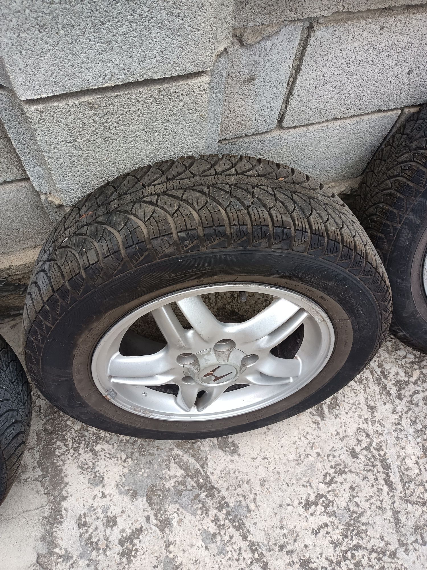 Продавам четири джанти заедно с четири гуми за Honda