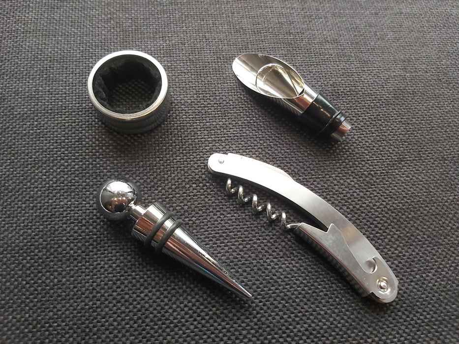 Подаръчен комплект за вино тирбушон,тапа и лиек,два модела