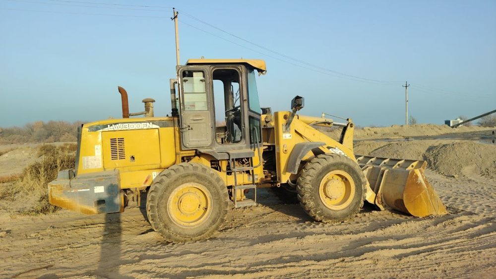 Продаётся погрузчик 2куб