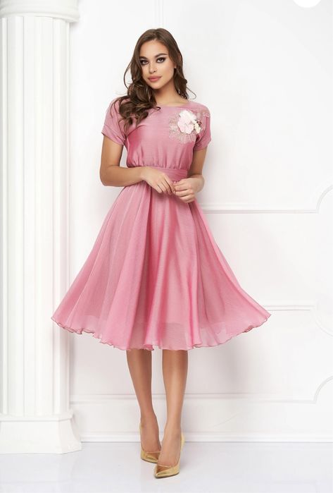 Rochie din voal roz deschis in clos cu elastic in talie cu brau broda