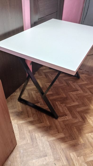 Стол обеденный..