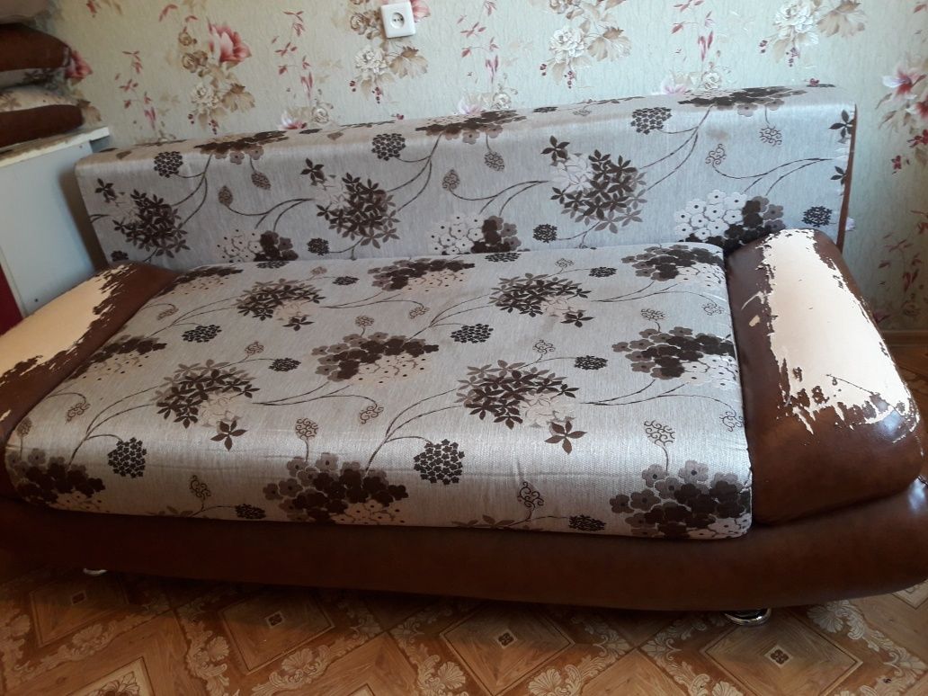 Продам ояень широкий диван
