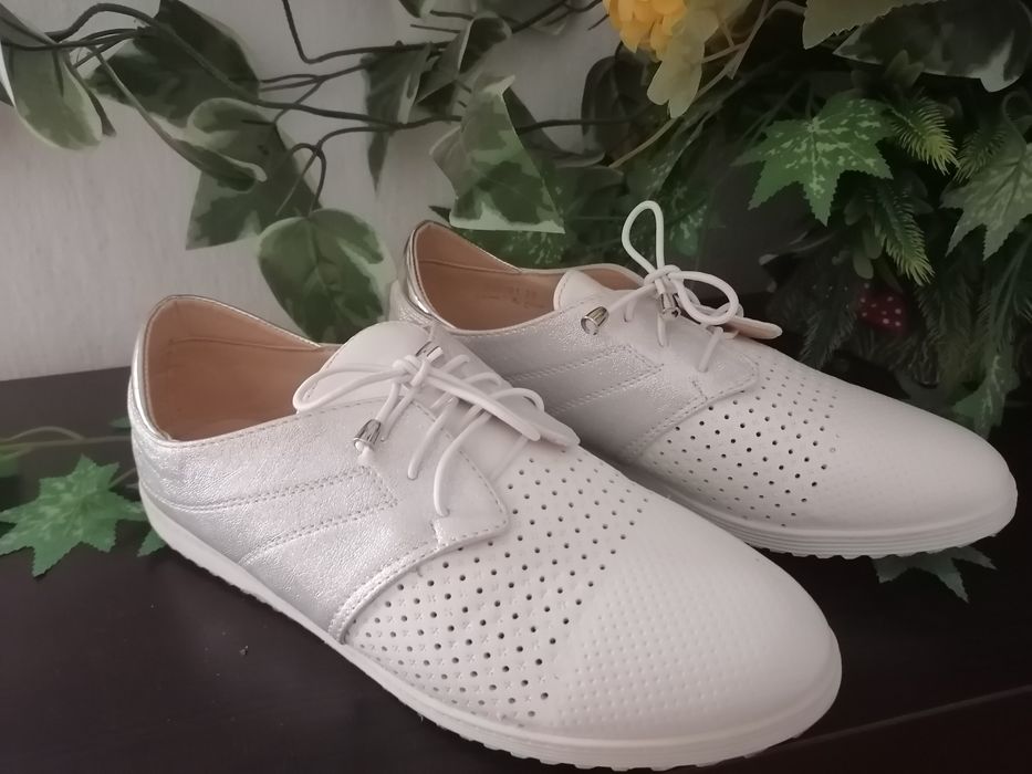 Дамски обувки официални и спортни