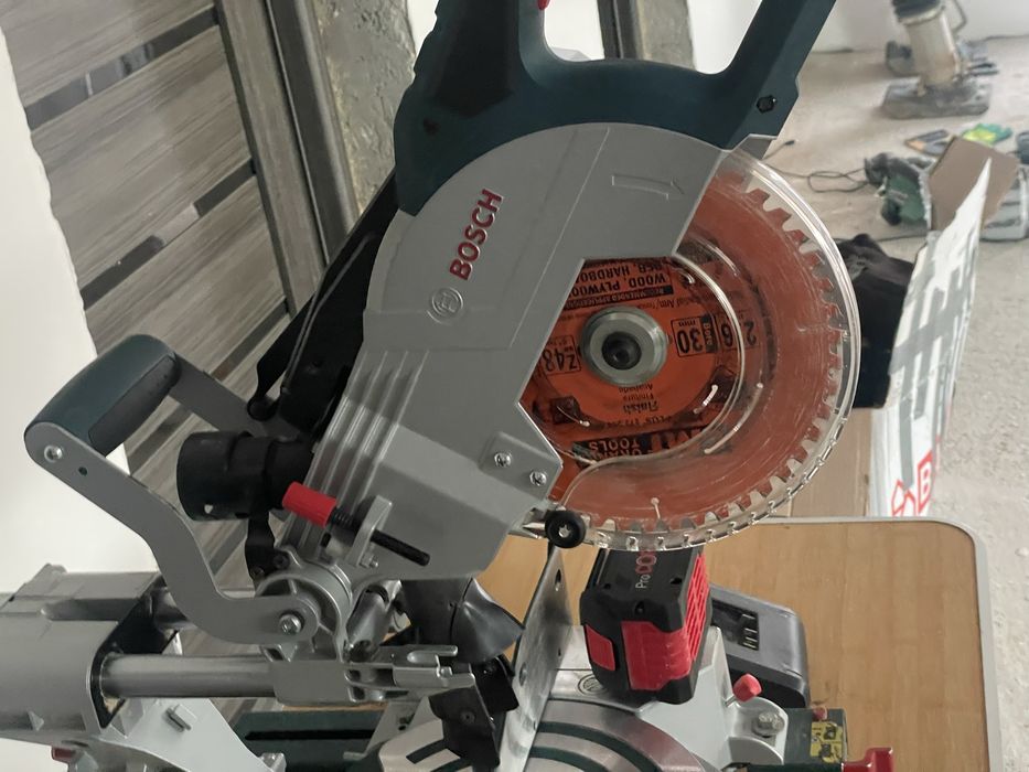 Bosch circular stationar pe acumulator 18v