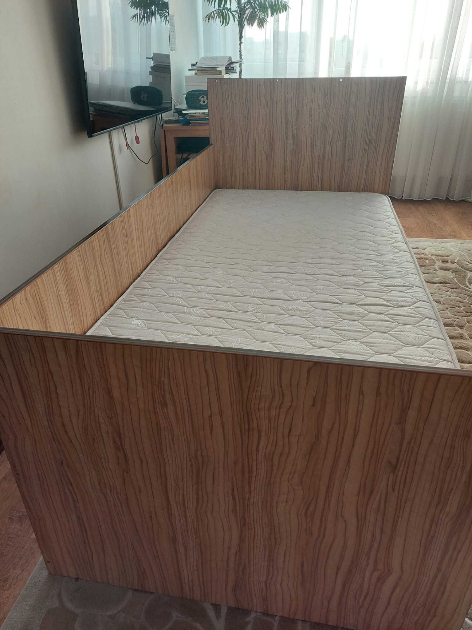 Pat de o persoana 90/200 cu saltea aproape nouă