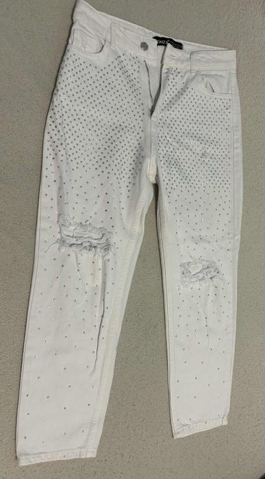 Бели дънки с камъчета