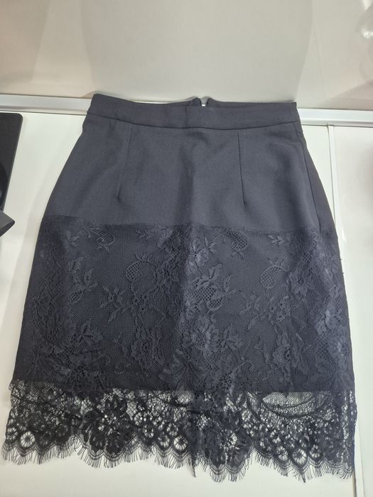 Две поли стилна дантеленс и разкроена